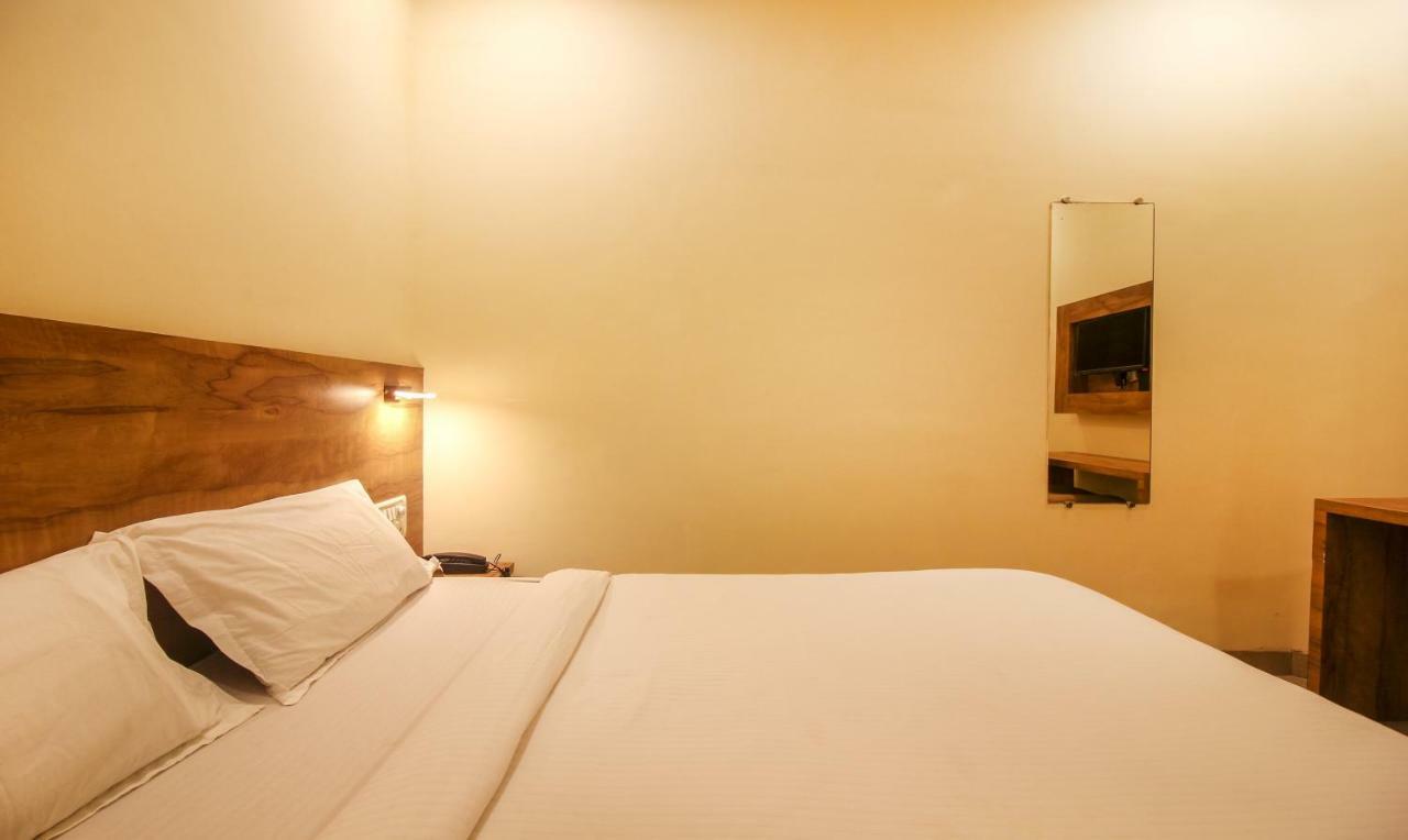 Tiba Hotel Bombay Esterno foto